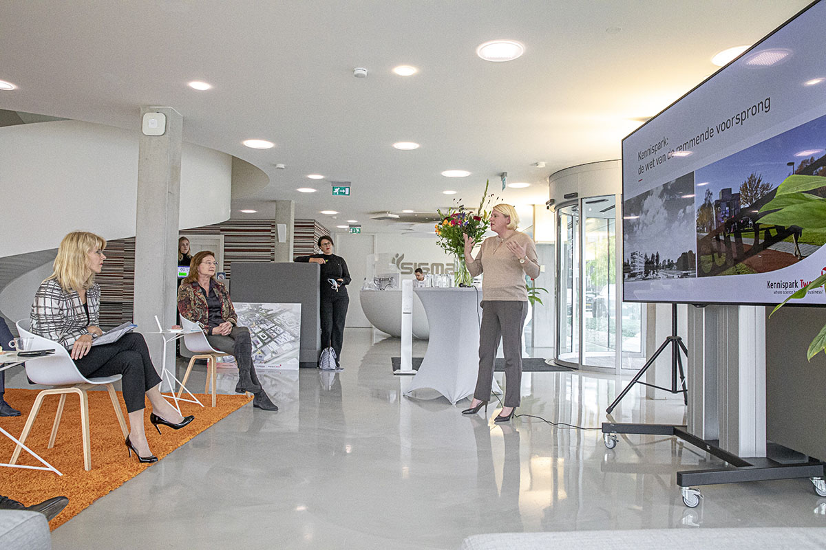 Mona Keijzer receives Manifesto Campus Development