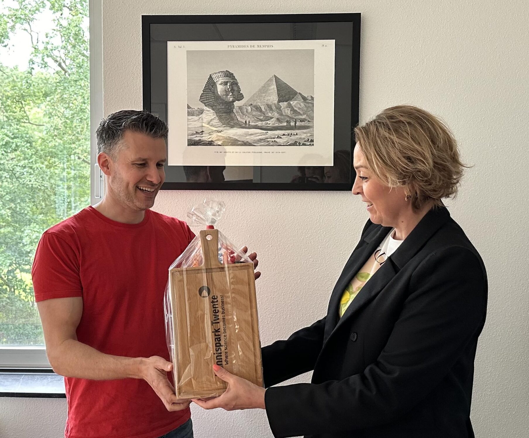 Bronkhorst met MEMS-sensor ontwikkelteam op Kennispark